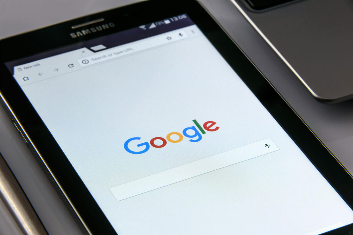 Schwarzes Samsung Tablet Google Browser Auf Dem Bildschirm Anzeigen