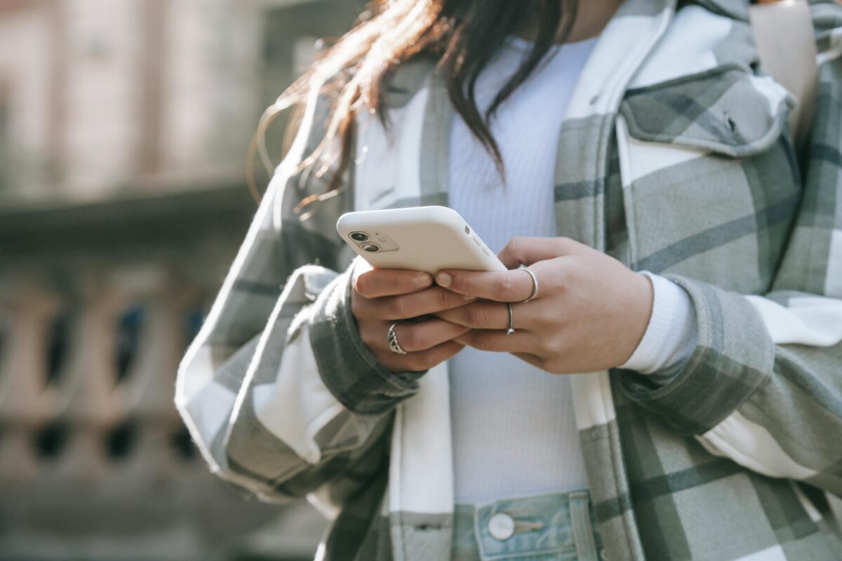 Frau hält Handy in den Händen