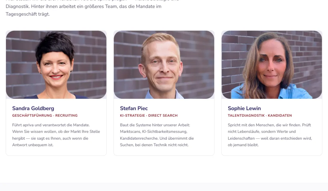 Ausschnitt der Website von APRIVA GmbH, Dresden: Drei Profilkarten mit Rollen und Zuständigkeiten unter den Porträts — der Besucher erkennt sofort, wen er für welches Thema anspricht.