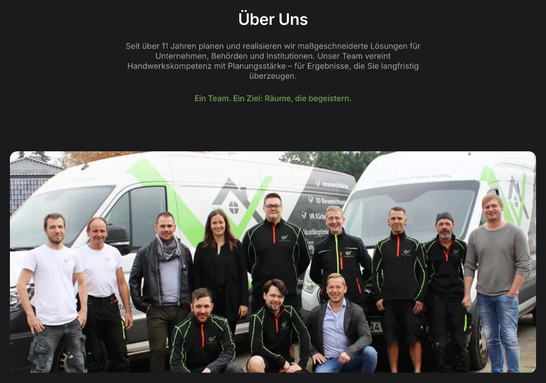 Ausschnitt der Website von Einrichtungsprofis GmbH, Leipzig: 11 Jahre Erfahrung kombiniert mit Teamfoto vor zwei Transportern — der Besucher kann Teamgröße und Einsatzbereitschaft einschätzen.