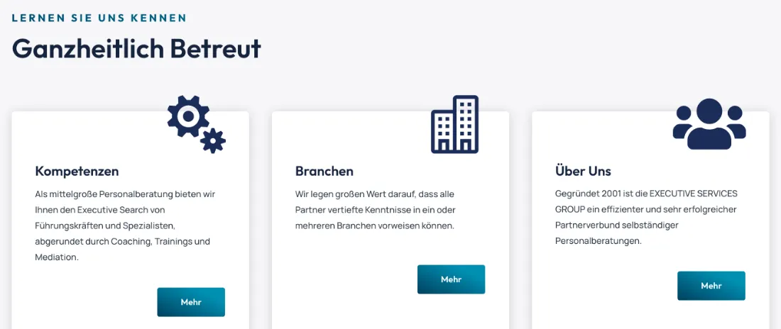 Ausschnitt der Website von EXECUTIVE SERVICES GROUP Gesellschaft für Unternehmensberatung mbH, Karlsruhe: Drei Kacheln für Kompetenzen, Branchen und Über uns, jeweils mit 'Mehr' — der Besucher vertieft gezielt statt lange zu scrollen.