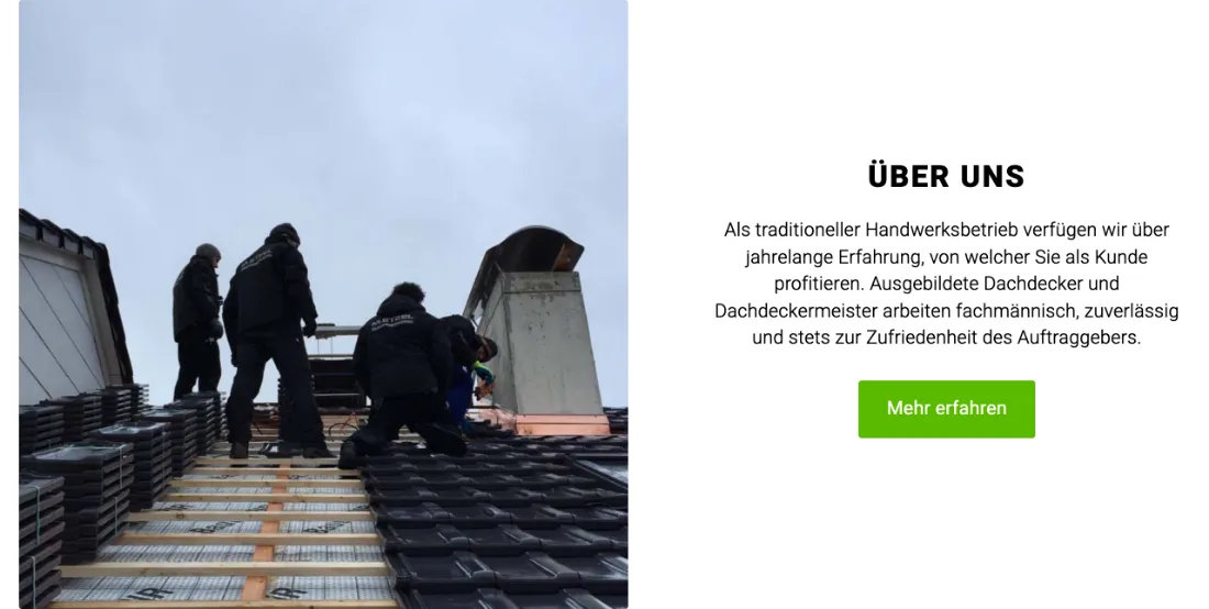 Ausschnitt der Website von M. Etzel Dachdeckerei GmbH, Rems-Murr-Kreis: Echtes Baustellenfoto mit vier Monteuren neben kurzem Text — wer sucht, erkennt reale Arbeit und den klaren Weg über 'Mehr erfahren'.