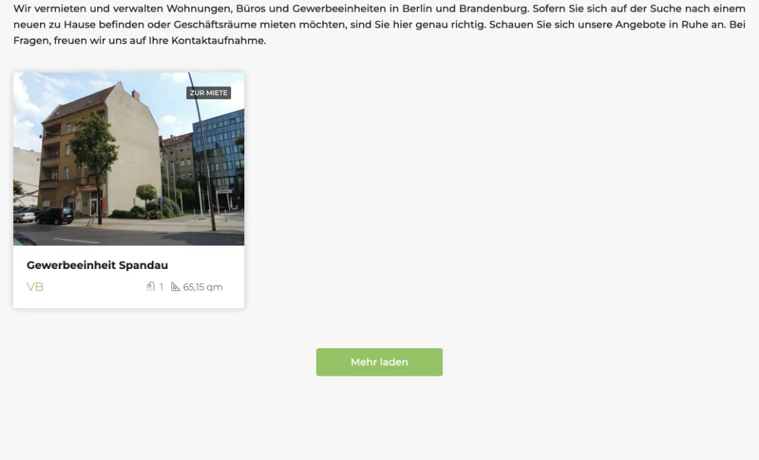 Ausschnitt der Website von Findus Hausverwaltung GmbH, Berlin: Label 'zur Miete' und Kerndaten direkt in der Karte — 65,15 qm, 1 Raum, VB — so erkennt jeder sofort, ob das Angebot passt.