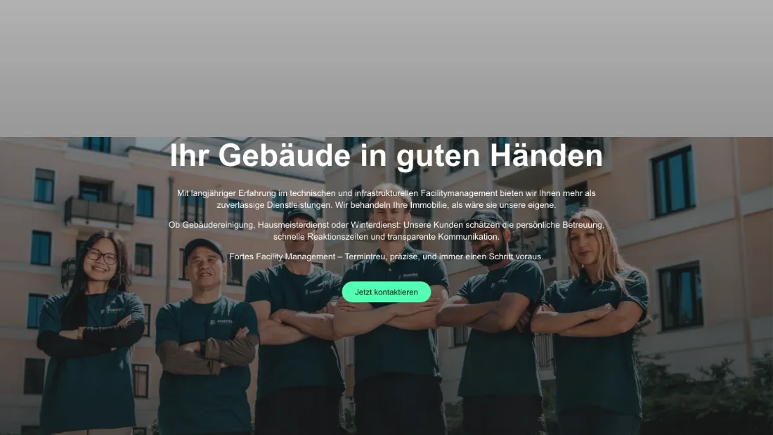 Ausschnitt der Website von Fortes Facility Management GmbH, Berlin: Teamfoto mit großem Claim und Button „Jetzt kontaktieren“ — der Besucher erkennt sofort Angebot, Haltung und den nächsten Schritt.