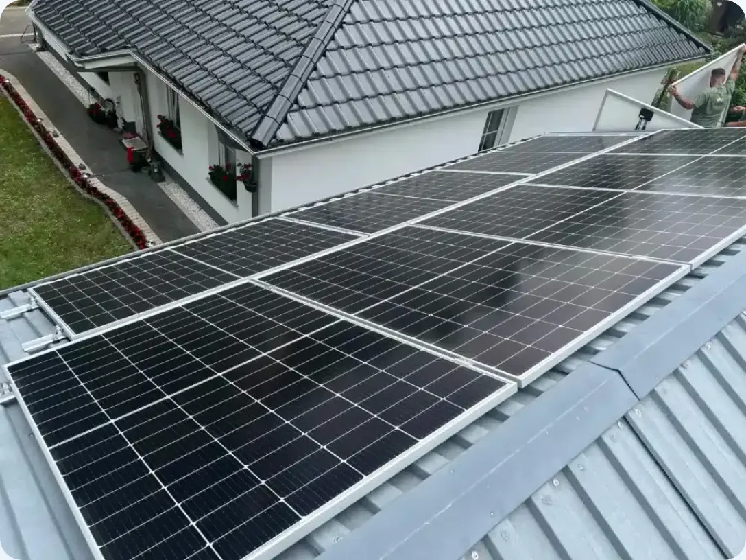 Ausschnitt der Website von GFK Solar Installation GmbH, Berlin: Nahaufnahme der Montage mit sichtbaren Schienen und Modulen — wer sucht, sieht echte Arbeit statt Stockfotos und erkennt Details.