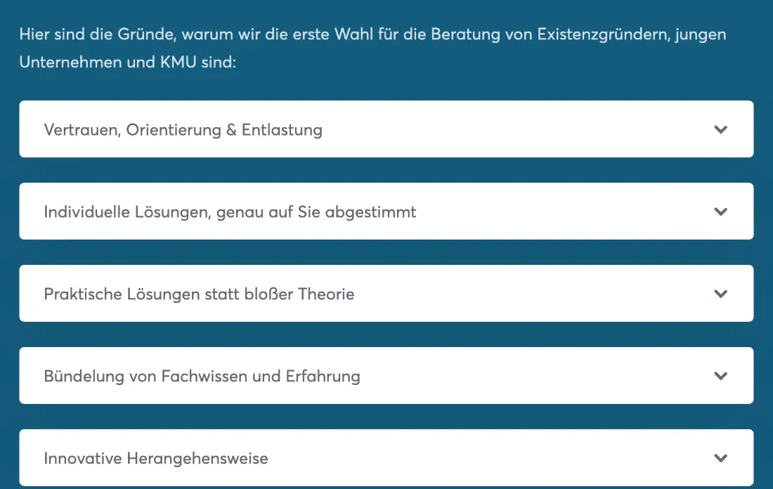 Ausschnitt der Website von Glassl & Brandel GbR, Landkreis Esslingen: Fünf aufklappbare Punkte strukturieren Gründe — der Besucher scannt schnell und öffnet Details nur bei Bedarf.