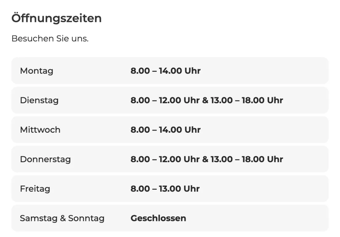 Ausschnitt der Website von Graf Hörakustik, Leipzig: Sechs Zeilen mit Zeiten, geteilte Tage klar markiert (8–12 & 13–18) — der Besucher plant ohne Überraschungen und Fehlwege.