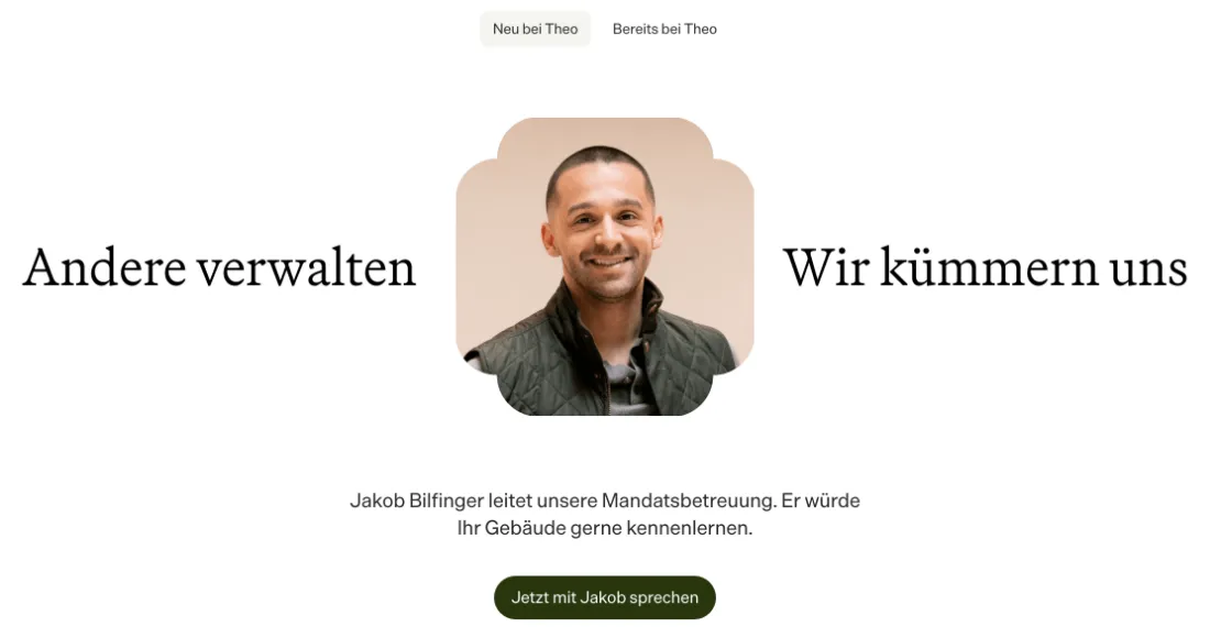 Ausschnitt der Website von hallo theo GmbH, Berlin: Ansprechpartner mit Rolle und Kontaktknopf — der Besucher weiß sofort, wer zuständig ist und wie der Kontakt startet.