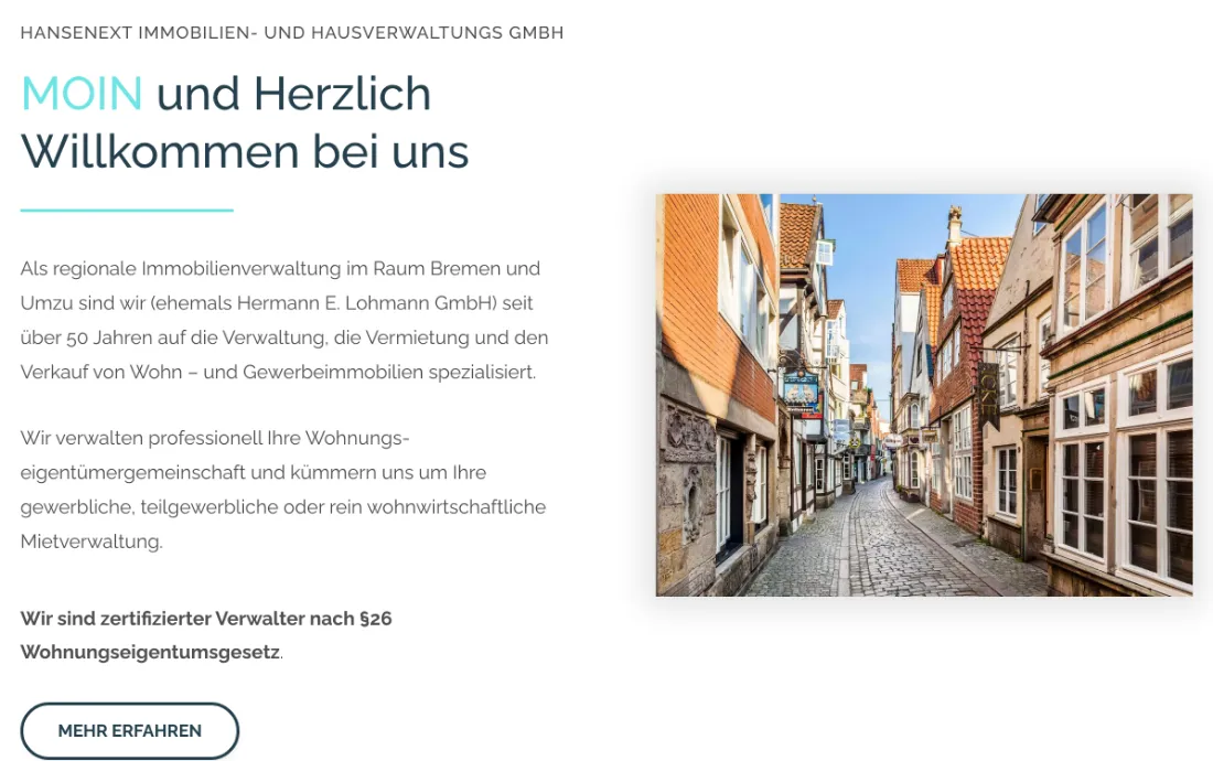 Ausschnitt der Website von HanseNext Immobilien- und Hausverwaltungs GmbH, Bremen: 50+ Jahre Historie und §26-Nachweis gleich sichtbar — der Besucher muss nichts recherchieren, um Vertrauen zu fassen.