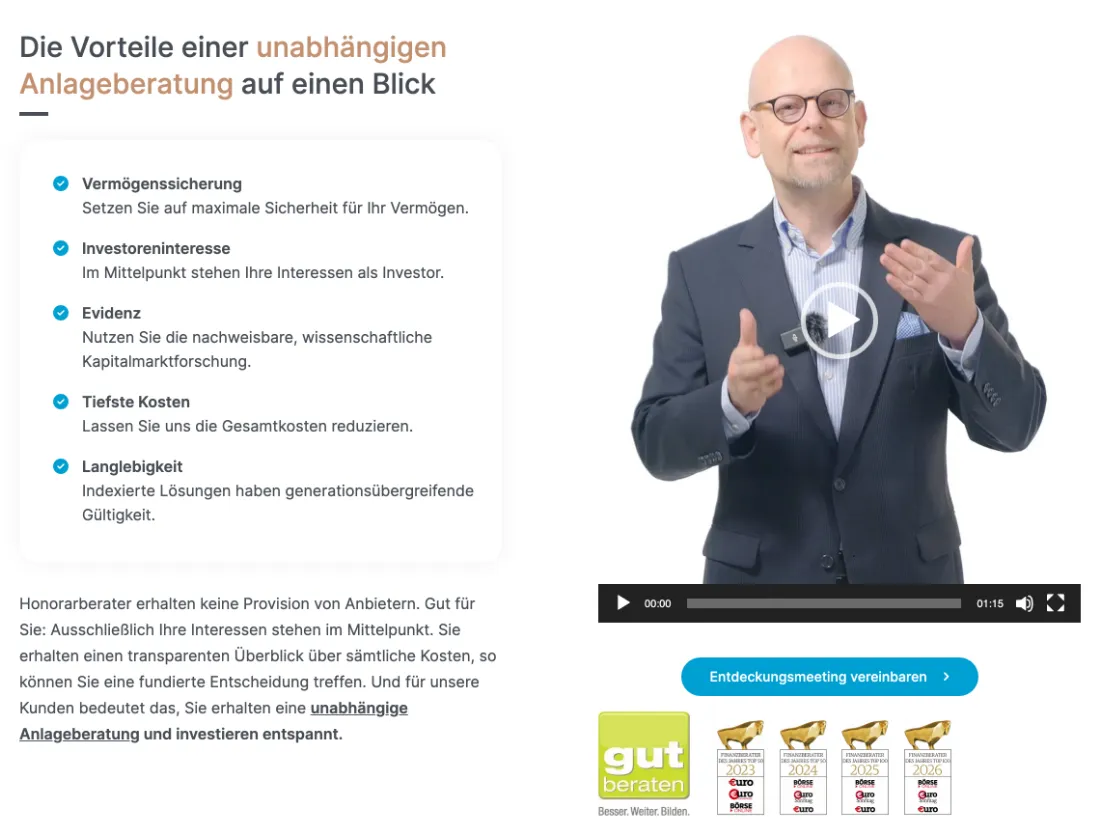 Ausschnitt der Website von Honorarfinanz Stuttgart, Landkreis Ludwigsburg: Fünf Vorteile klar gelistet, dazu Video (01:15) und vier Auszeichnungen — wer sucht, erfasst Inhalt fix und bekommt einen Vertrauensanker.
