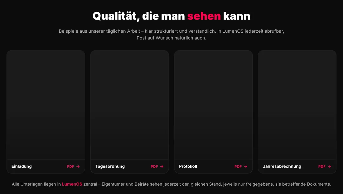 Ausschnitt der Website von Schad & Nebauer Münchner Hausverwaltung, Landkreis München: Vier Kacheln mit Einladung, Tagesordnung, Protokoll, Abrechnung — der Besucher sieht, was in LumenOS als PDF bereitliegt.
