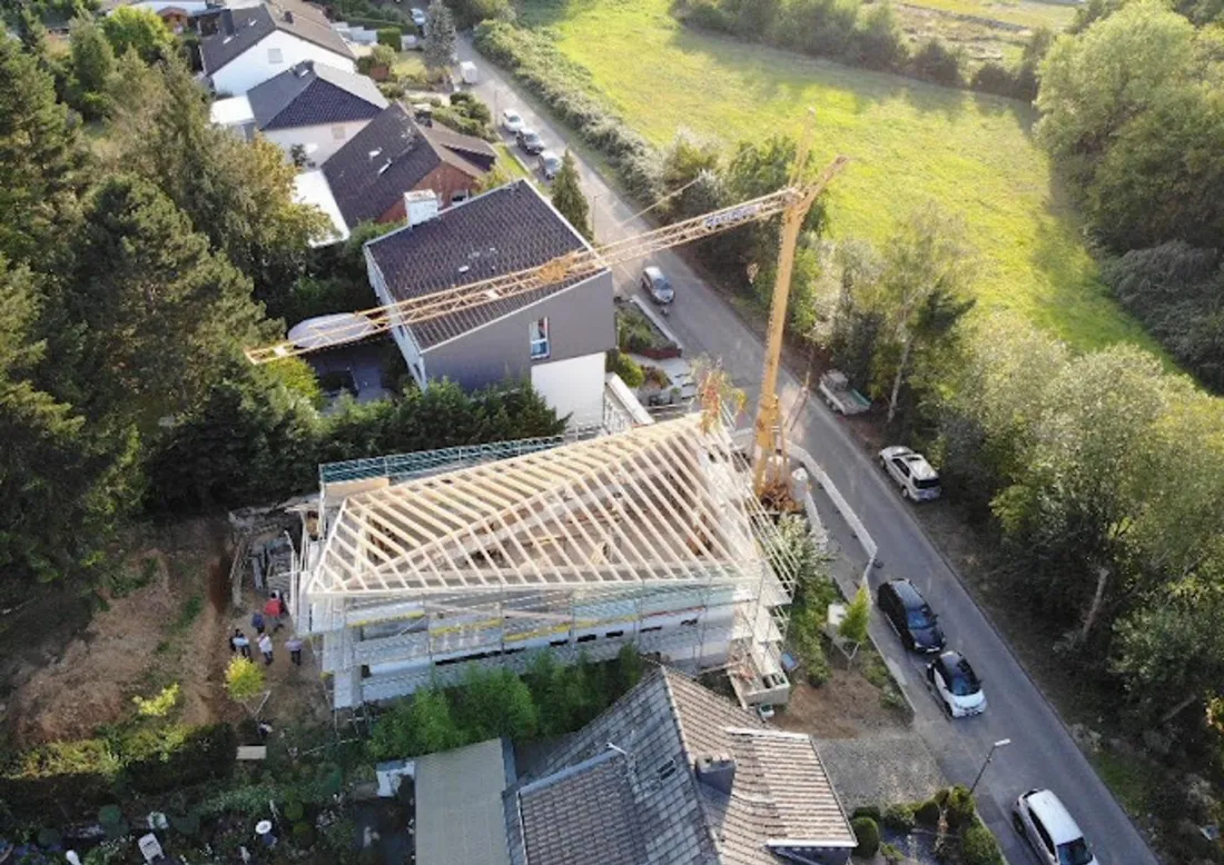 Ausschnitt der Website von JM Bauunternehmung GmbH, Aachen: Drohnenaufnahme zeigt Baustelle im Straßen- und Nachbarschaftskontext — wer prüft, erkennt Größenmaßstab und Ablauf der Arbeiten sofort.