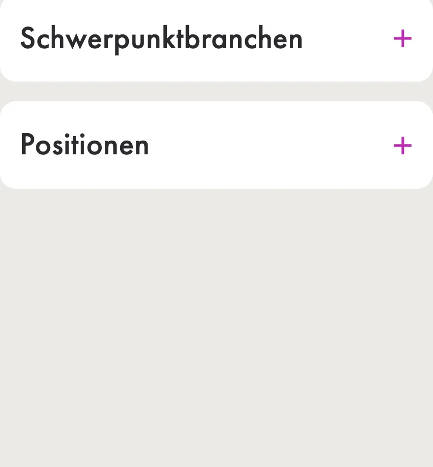 Ausschnitt der Website von KAARISMA Recruitment GmbH, Berlin: Zwei Aufklapper für Branchen und Positionen — der Besucher bleibt im Überblick und holt Details bei Bedarf mit einem Tippen.