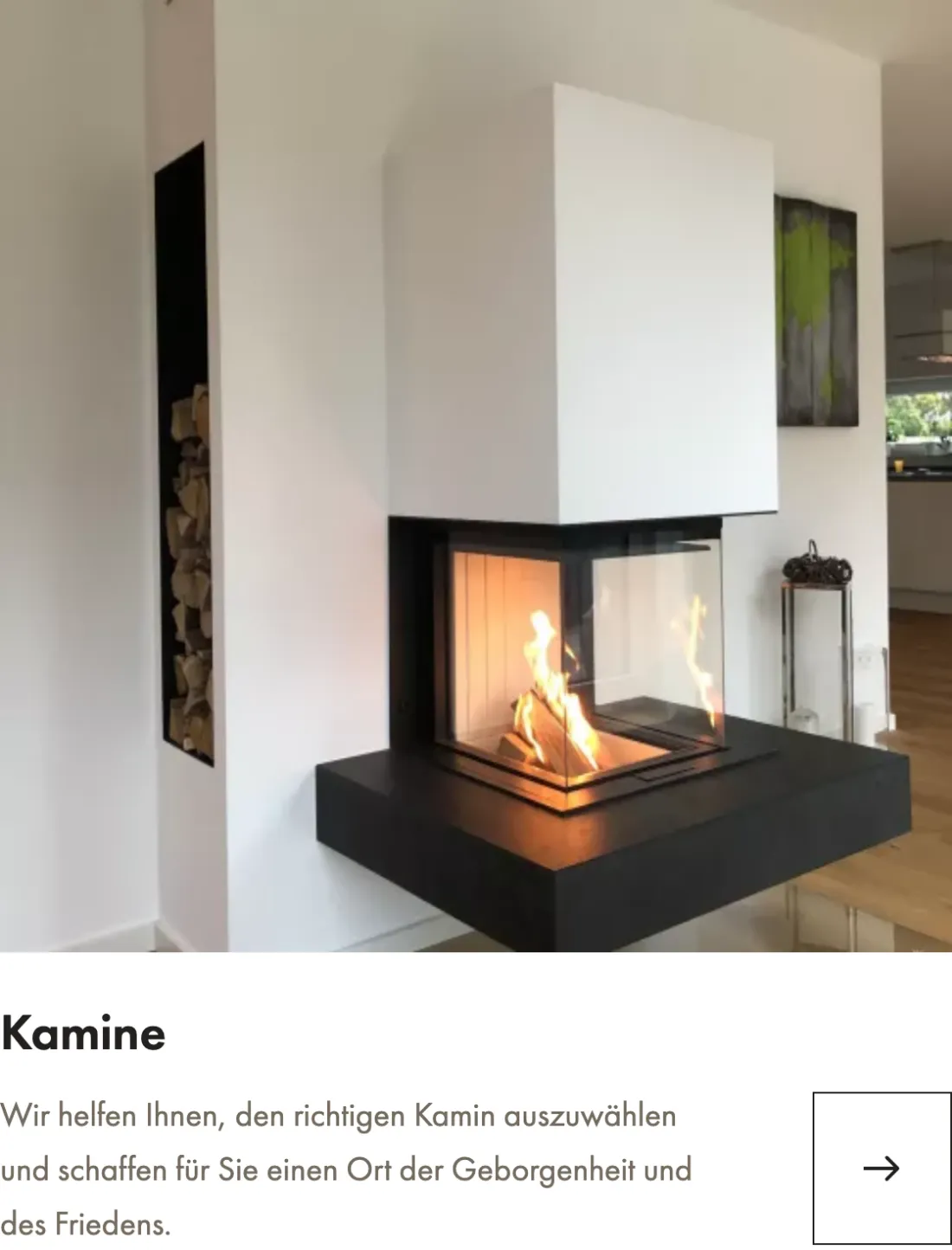 Ausschnitt der Website von Keller’s Kaminhof Havighorst – Kaminbau Hamburg 2026, Hamburg: Überschrift und großes Wohnbeispiel mit brennendem Eckkamin — wer sucht, erkennt die Kategorie sofort und landet per Pfeil auf der Detailseite.