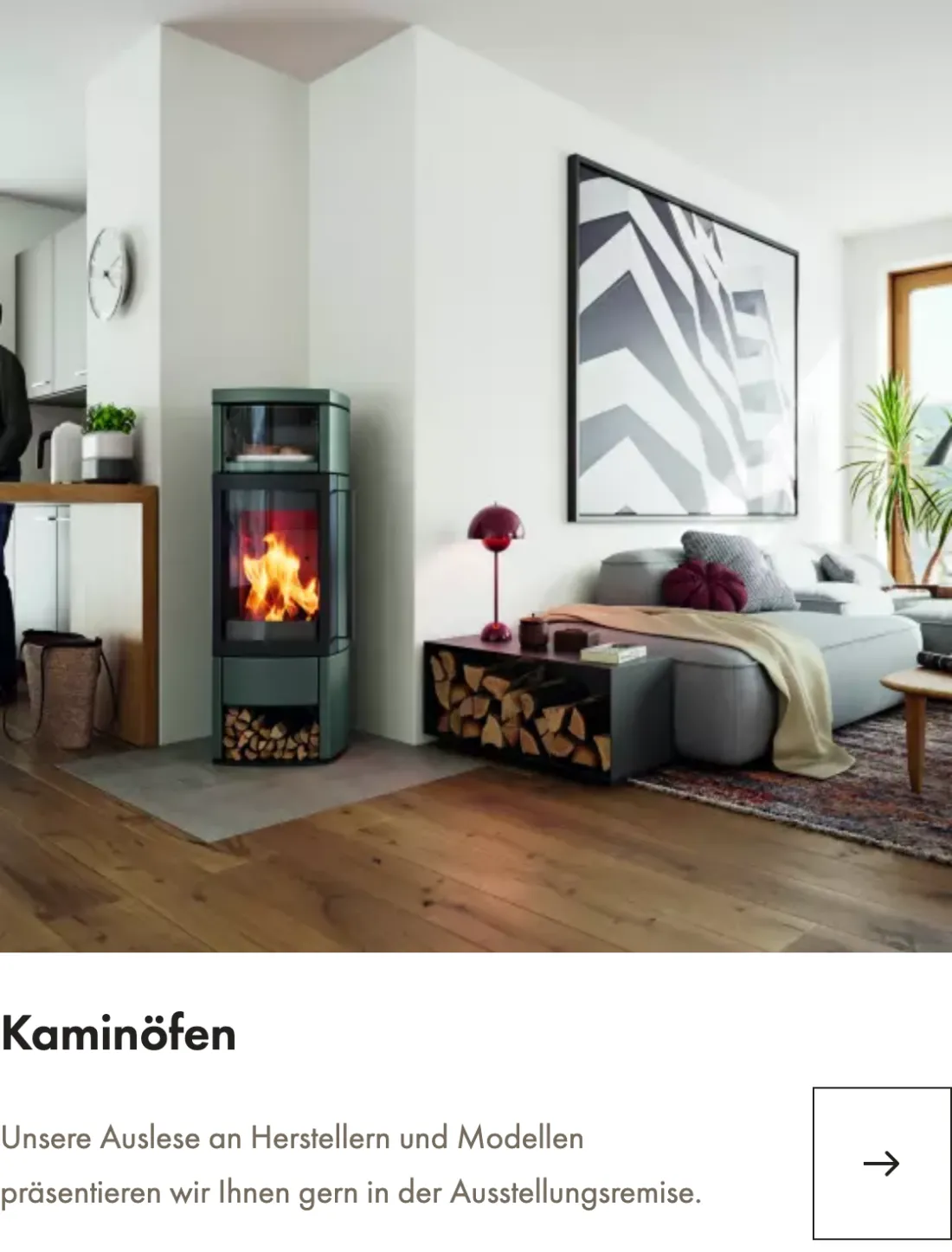 Ausschnitt der Website von Keller’s Kaminhof Havighorst – Kaminbau Hamburg 2026, Hamburg: Wohnbeispiel mit freistehendem Kaminofen und Holzlager — der Unterschied zu „Kamine“ wird klar, die Wahl zwischen Systemen fällt leichter.