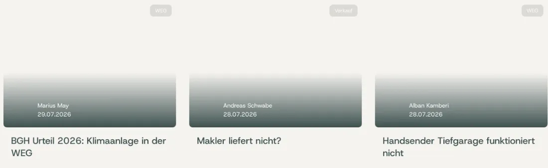 Ausschnitt der Website von LPE Immobilien Management GmbH, München: Drei Kacheln mit Kategorie, Autor und Datum (28./29.07.2026) — der Besucher erkennt Aktualität und findet Themen schneller.