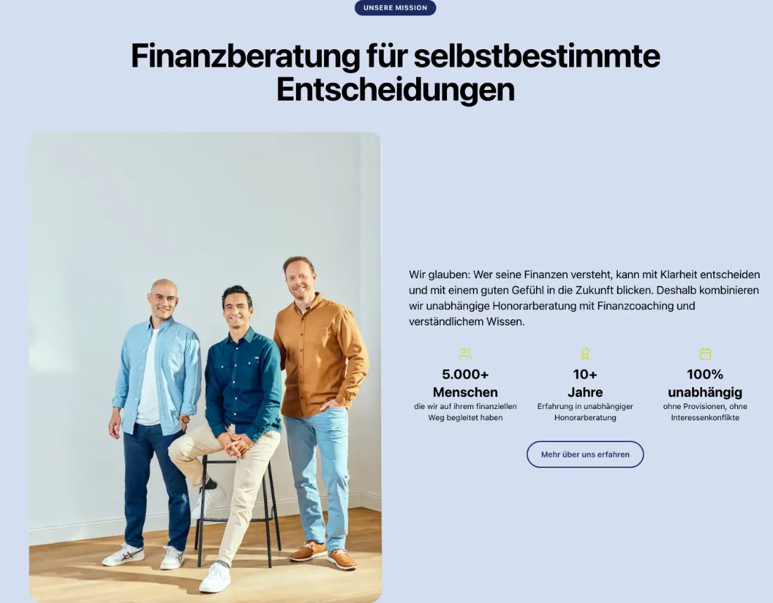 Ausschnitt der Website von maiwerk Finanzpartner GmbH & Co. KG, Köln: Drei Kennzahlen mit Icons direkt im Einstieg — wer sucht, erkennt Reichweite (5.000+), Erfahrung (10+) und 100% Unabhängigkeit sofort.