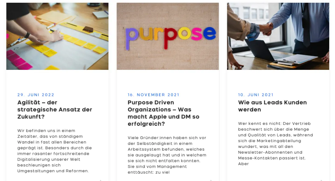Ausschnitt der Website von Mile Two Consulting, Leipzig: Klare Blog-Liste mit drei Beiträgen samt Datum (29.6.22, 16.11.21, 10.6.21) — wer stöbert, wählt Themen und Aktualität auf einen Blick.
