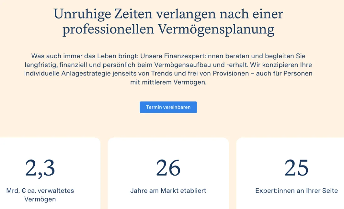 Ausschnitt der Website von MPF AG, Wuppertal: Drei harte Kennzahlen – 2,3 Mrd. €, 26 Jahre, 25 Expert:innen – belegen Erfahrung; der Besucher kann Substanz sofort prüfen.