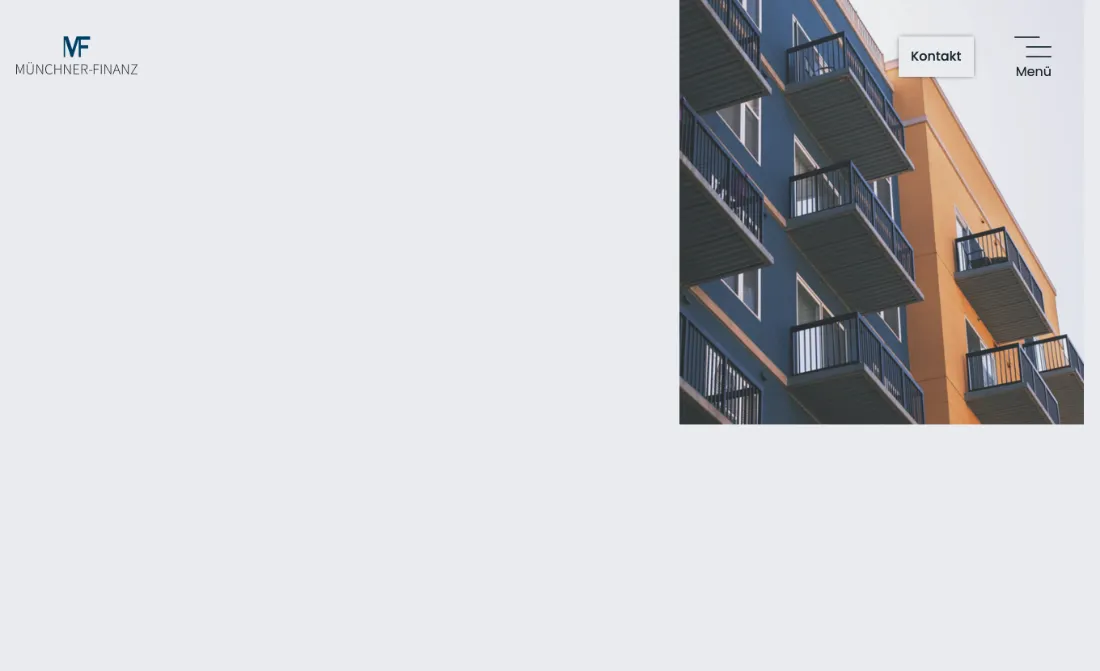 Ausschnitt der Website von Münchner Finanzberatungs, München: Zwei gut sichtbare Schaltflächen oben rechts — Kontakt und Menü — ersparen langes Suchen und öffnen den schnellen Einstieg.