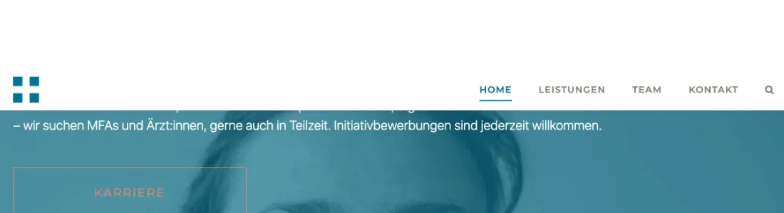 Ausschnitt der Website von MVZ Kreuzberg GmbH, Berlin: Stellenhinweis im Kopfbereich nennt MFAs und Ärzt:innen samt Teilzeit — Bewerber erkennen sofort, ob sich eine Bewerbung lohnt.