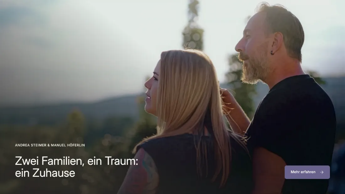 Ausschnitt der Website von OKAL Haus GmbH, Rhein-Hunsrück-Kreis: Zwei Familien als Aufhänger plus 'Mehr erfahren' — der Besucher erkennt sofort, dass hier eine konkrete Baugeschichte wartet.