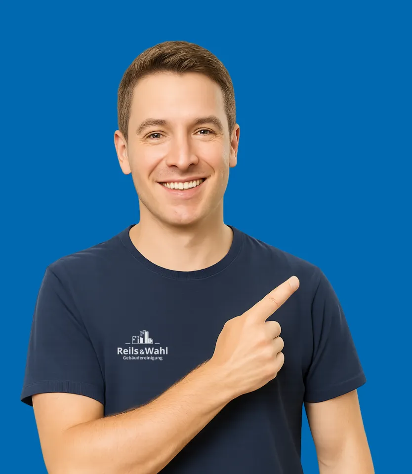 Ausschnitt der Website von Gebäudereinigung Reils & Wahl GmbH, Kreis Mettmann: Shirt mit Firmenlogo und Zeigegeste nach rechts — klare Zuordnung und Blickführung zur nächsten Aktion.