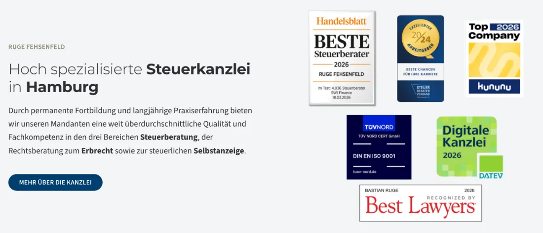 Ausschnitt der Website von Ruge Fehsenfeld, Hamburg: Sechs klar lesbare Siegel mit 2026 und ISO 9001 — externe Belege geben schnelle Orientierung und reduzieren Zweifel.