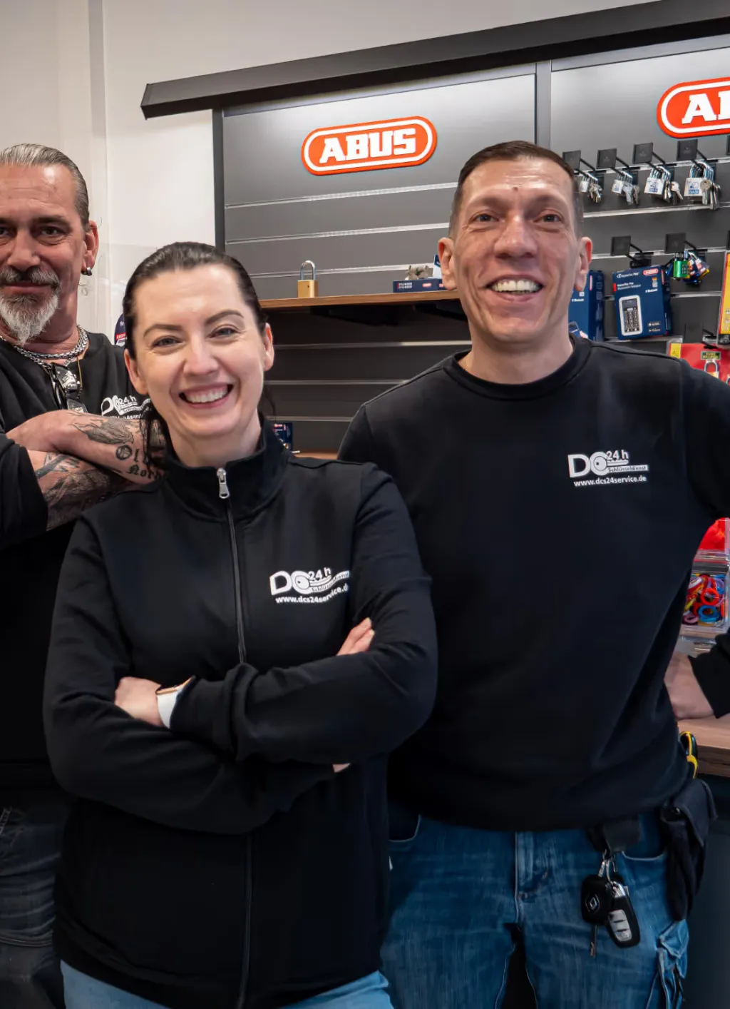 Ausschnitt der Website von DC Schlüsseldienst Service GmbH, Frankfurt am Main: Eigenes Team in Arbeitskleidung mit Logo im Laden gezeigt — der Besucher muss keine Stockfotos erraten und sieht, wer kommt.