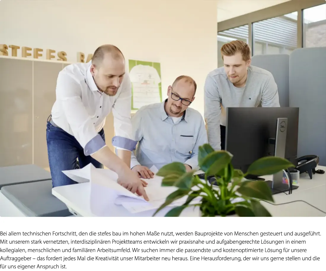 Ausschnitt der Website von stefes bau GmbH, Bremen: Eigenes Team beim Planen statt Stockfoto — wer sucht, erkennt die Menschen hinter Angeboten und versteht die Abläufe.