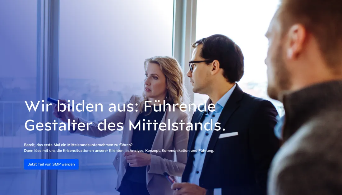 Ausschnitt der Website von Struktur Management Partner GmbH, Köln: Aussagekräftige Überschrift plus handlungsstarker Button — der Besucher versteht das Angebot und kennt den nächsten Schritt.