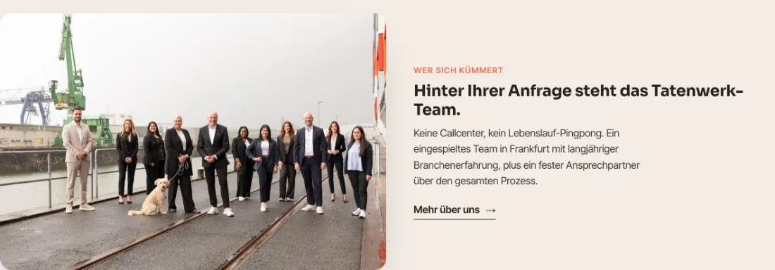 Ausschnitt der Website von Tatenwerk Frankfurt, Frankfurt am Main: Ein echtes Teamfoto mit festem Ansprechpartner statt Stockmotiv — man weiß, mit wem man spricht.