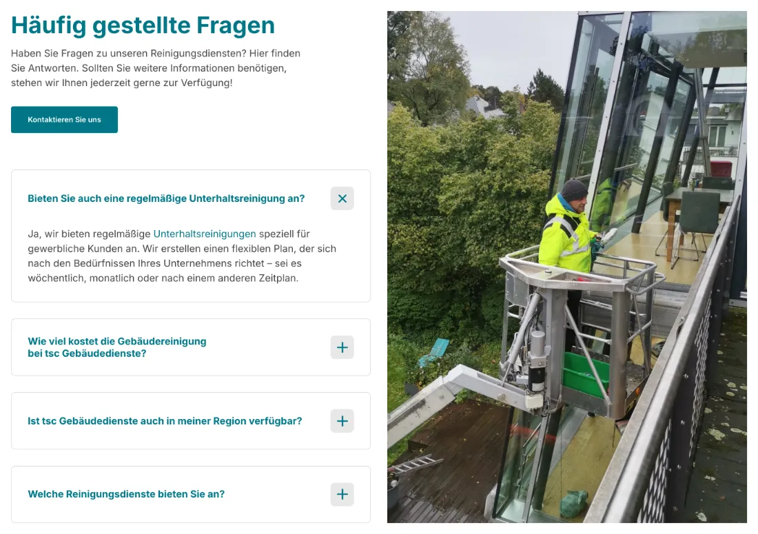 Ausschnitt der Website von tsc Gebäudedienste technical – systematic – cleaning e.K., Landkreis Dachau: Vier FAQs im Akkordeon mit geöffneter Antwort — der Besucher findet Intervalle und Ablauf sofort, ohne langes Scrollen.