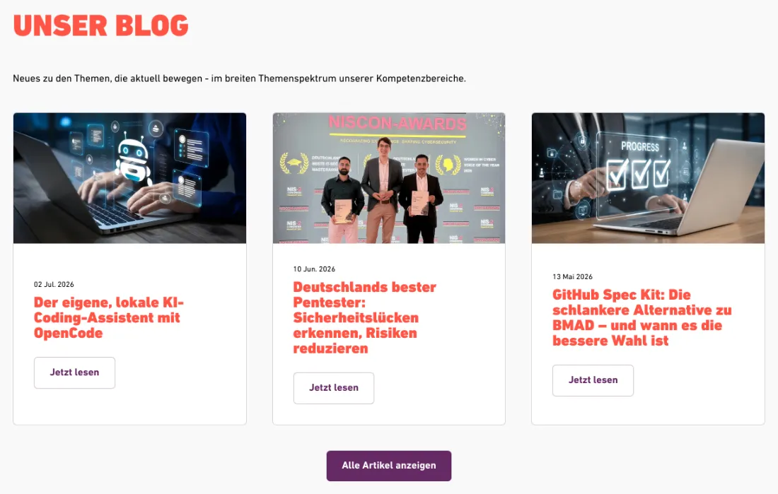 Ausschnitt der Website von viadee Unternehmensberatung AG, Münster: Drei Blog-Karten mit Datum und klaren Titeln plus 'Alle Artikel anzeigen' — der Besucher erkennt Aktualität und kommt schnell weiter.