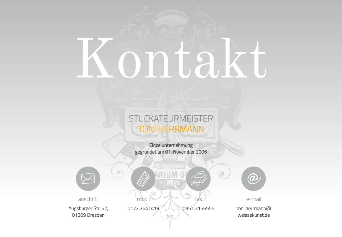 Ausschnitt der Website von WEISSE KUNST, Dresden: Vier Symbole bündeln Anschrift, Mobil, Fax und E‑Mail — der Besucher wählt ohne Suchen den passenden Kontaktweg.