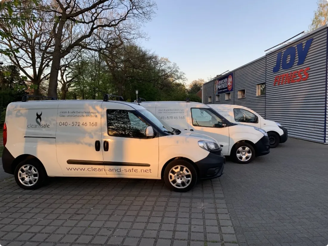 Ausschnitt der Website von clean & safe Gebäudereinigung, Kreis Segeberg: Kontaktangaben groß auf drei Fahrzeugen — 040 572 46 168 und Webadresse sind ohne Scrollen erkennbar.