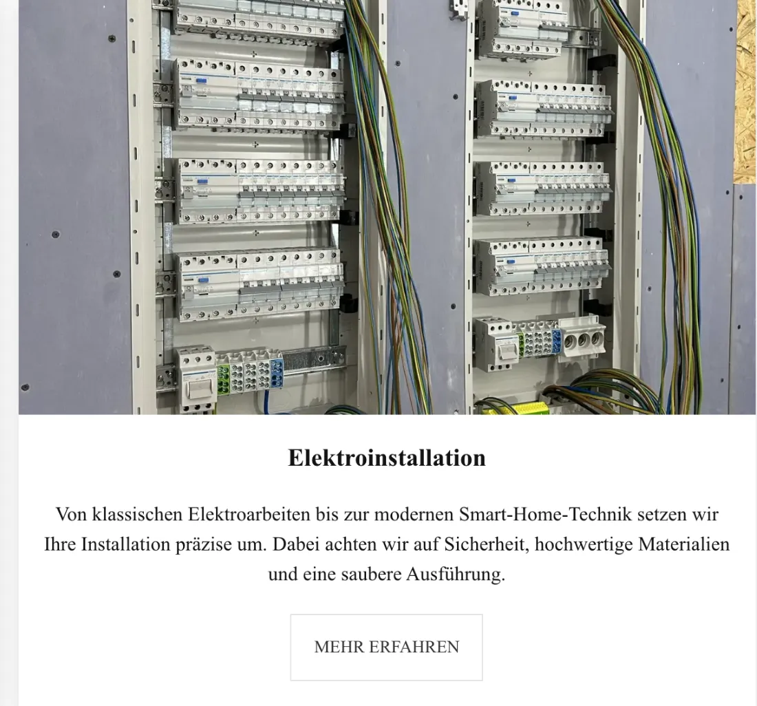 Ausschnitt der Website von Xpress Bau GmbH, Berlin: Geöffneter Verteiler in Großaufnahme — die ordentliche Kabelführung belegt Sorgfalt, der Besucher muss nichts interpretieren.