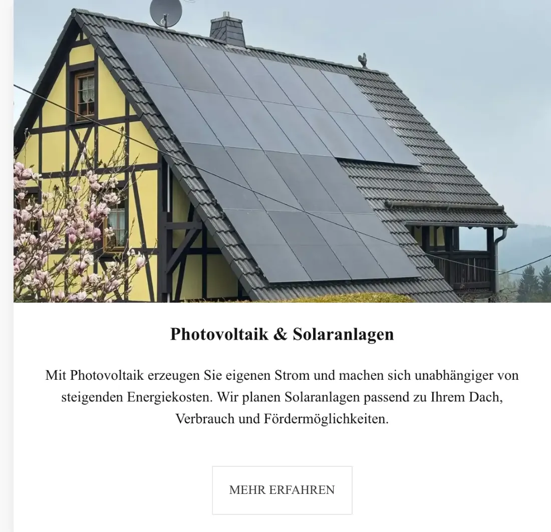 Ausschnitt der Website von Xpress Bau GmbH, Berlin: Beispielanlage auf geneigtem Dach zeigt reale Dimensionen — so kann der Besucher Größe und Ausrichtung mit dem eigenen Haus abgleichen.