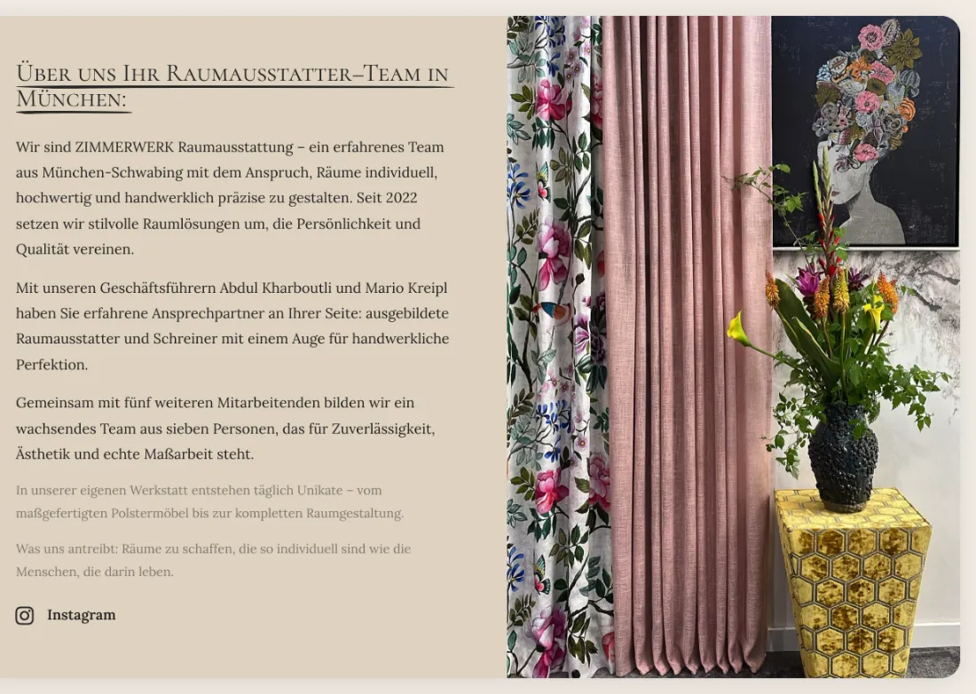 Ausschnitt der Website von ZIMMERWERK Raumausstattung, München: Seit 2022, zwei Geschäftsführer und ein Team aus 7 — der Besucher erkennt Zuständigkeit und Größe, nichts bleibt vage.