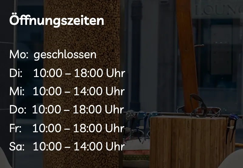 Ausschnitt der Website von Optik Homann, Mönchengladbach: Öffnungszeiten als Wochenplan: Di–Fr 10–18, Mi+Sa 10–14, Mo geschlossen — wer plant, spart Anruf und Fehlweg.