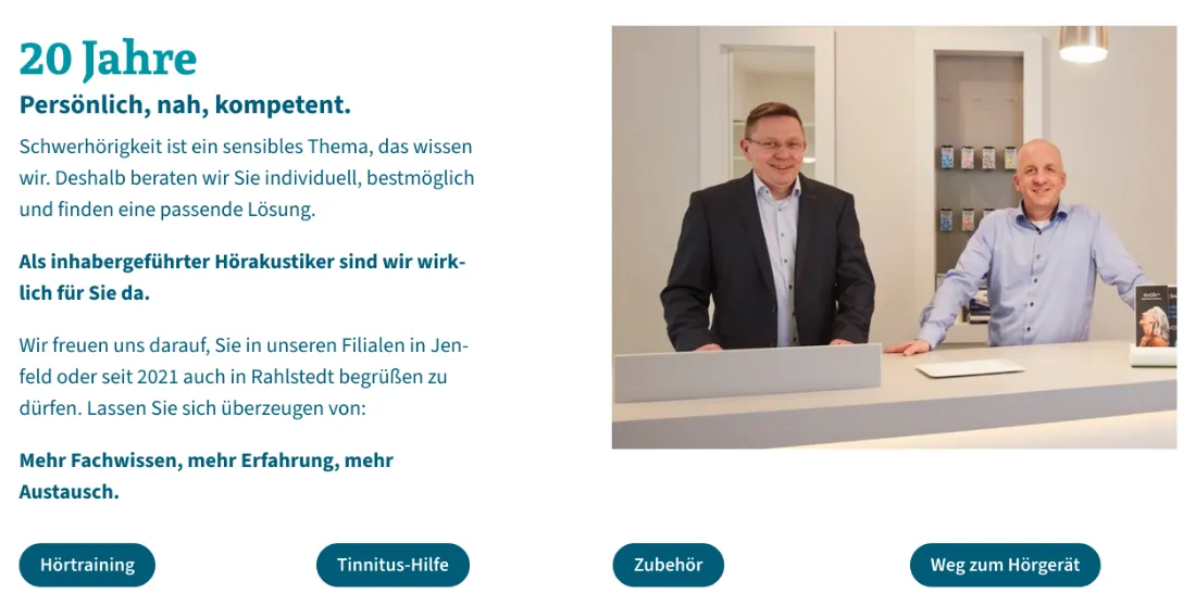 Ausschnitt der Website von Simanowsky & Kunath, Hamburg: Die Zahl 20 Jahre und die Nennung beider Standorte schaffen Vertrauen, dazu führen vier Chips direkt zu den wichtigsten Themen.