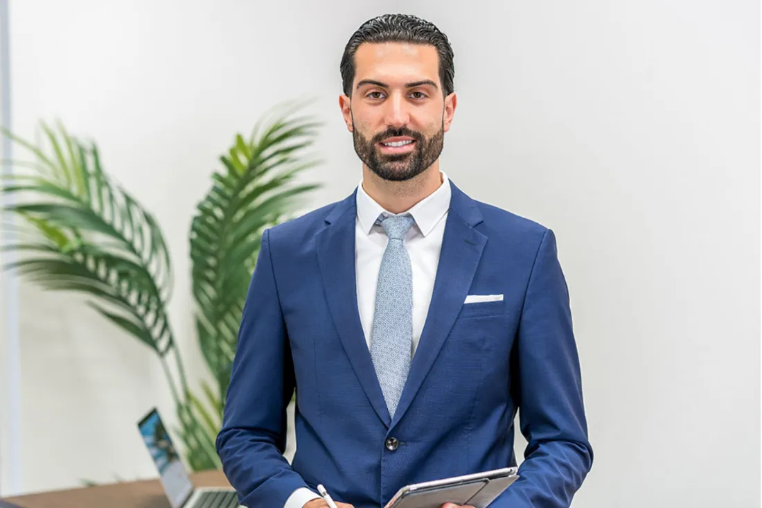 Ausschnitt der Website von Smart Finanz: Porträt mit direktem Blick und Tablet in der Hand — so entsteht Nähe, der Besucher kann sich leichter einen Ansprechpartner vorstellen.