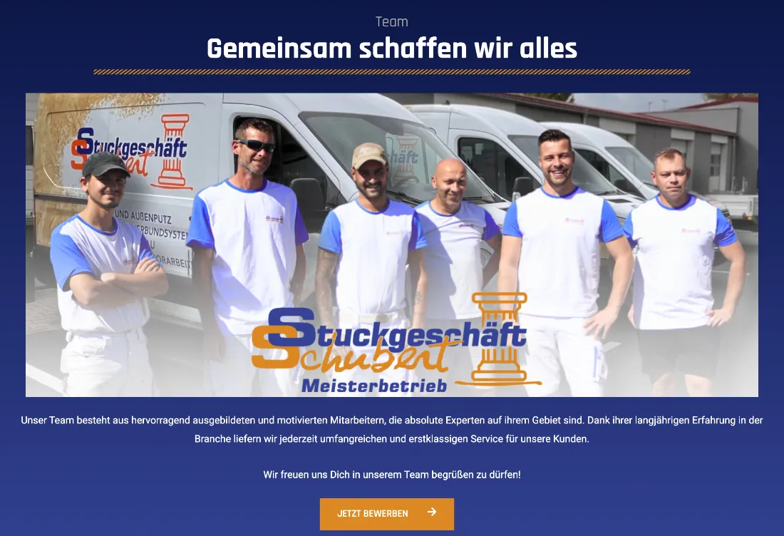 Ausschnitt der Website von Stuckgeschäft Schubert, Landkreis Erlangen-Höchstadt: Sechs Teammitglieder vor Firmenbussen — macht den Betrieb greifbar, der Bewerbungsbutton darunter führt direkt zur Bewerbung.