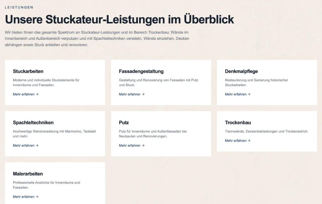 Ausschnitt der Website von Stuck Tawana, Rhein-Erft-Kreis: Sieben Kacheln mit klaren Titeln und Kurztexten; „Mehr erfahren“ führt direkt zur passenden Leistung, ohne Umwege.