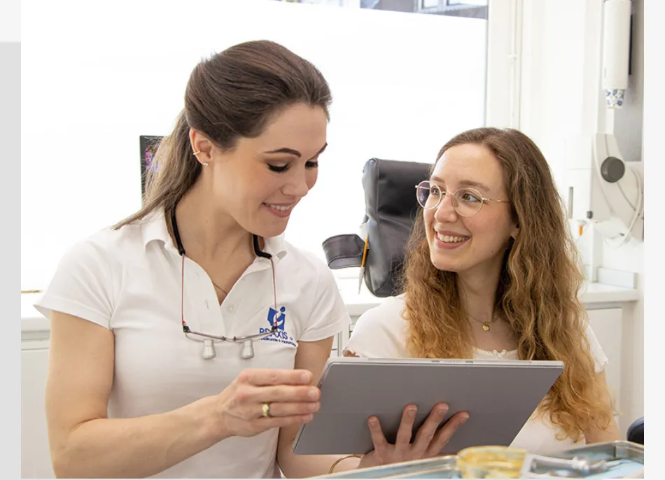 Ausschnitt der Website von Dr. Isabelle Grünewald & Kollegen, Mönchengladbach: Behandlungsschritte werden am Tablet gemeinsam erklärt — der Besucher muss nichts erraten und versteht, was als Nächstes passiert.