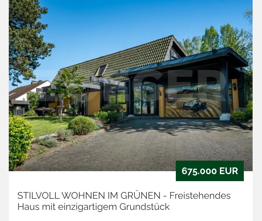 Ausschnitt der Website von Zoeger Immobilien GmbH, Hamm: Gerade Frontansicht mit Einfahrt, Carport und Garten — Flächen und Pflegeaufwand sind abschätzbar; Preis 675.000 EUR direkt am Bild.